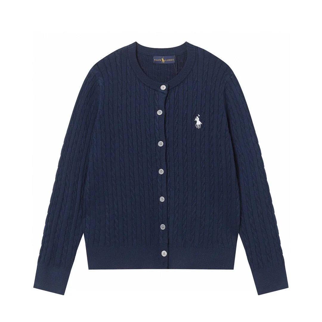P166 Style No.: 602 -Ralph Lauren RL cardigan with classic war horse logo embroidery on the chest, long-sleeved sweater sweater jacket -The item is made of custom-dyed and custom-spun yarn, purchased from the original version. A full set of customized accessories. Details determine success or failure. Heavy new autumn and winter style. The weight of the item is as high as 800 grams. It is soft and delicate and does not tie the body. The upper body effect is very nice. Loose fit. Women's style. -Color: black, off-white, milk tea, light gray, dark gray. Navy blue red khaki red - Size: S / M / L S size 80-100 catties M size 100-120 catties Large size 120-135 catties